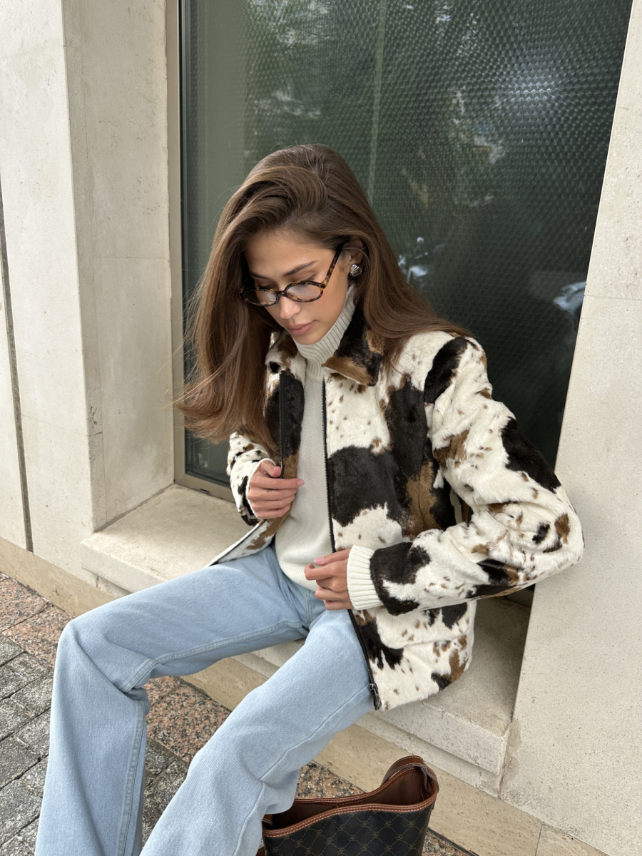 Бомбер из эко-меха с принтом