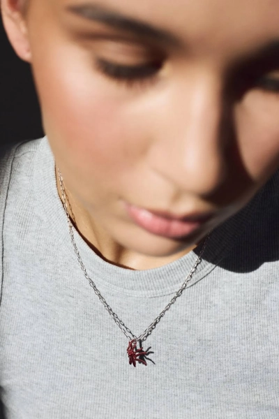 Серебряная подвеска «Влюбленный Василий» SBLESKOM, цвет: темно-красный, 122239 купить онлайн