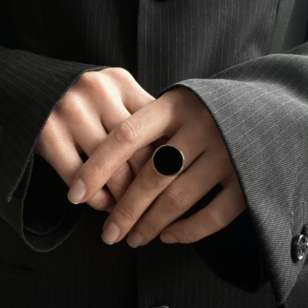 Кольцо Диск с ониксом The Reason, цвет: серебро, клц - оник купить онлайн