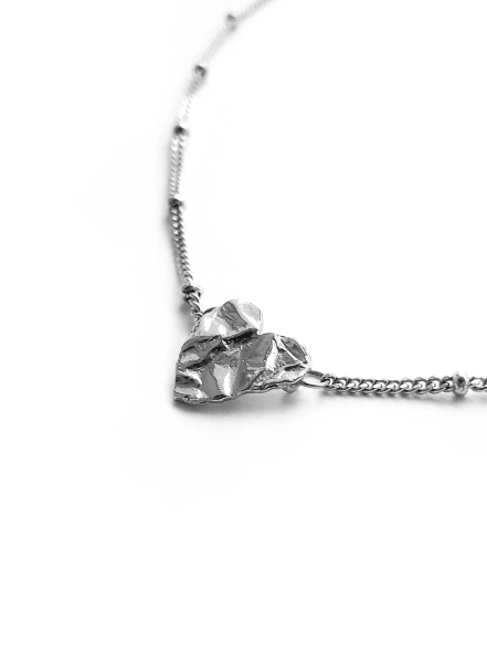 Серебряное колье-сердце «Текстура любви» мини SBLESKOM, цвет: серебро, 11084 купить онлайн