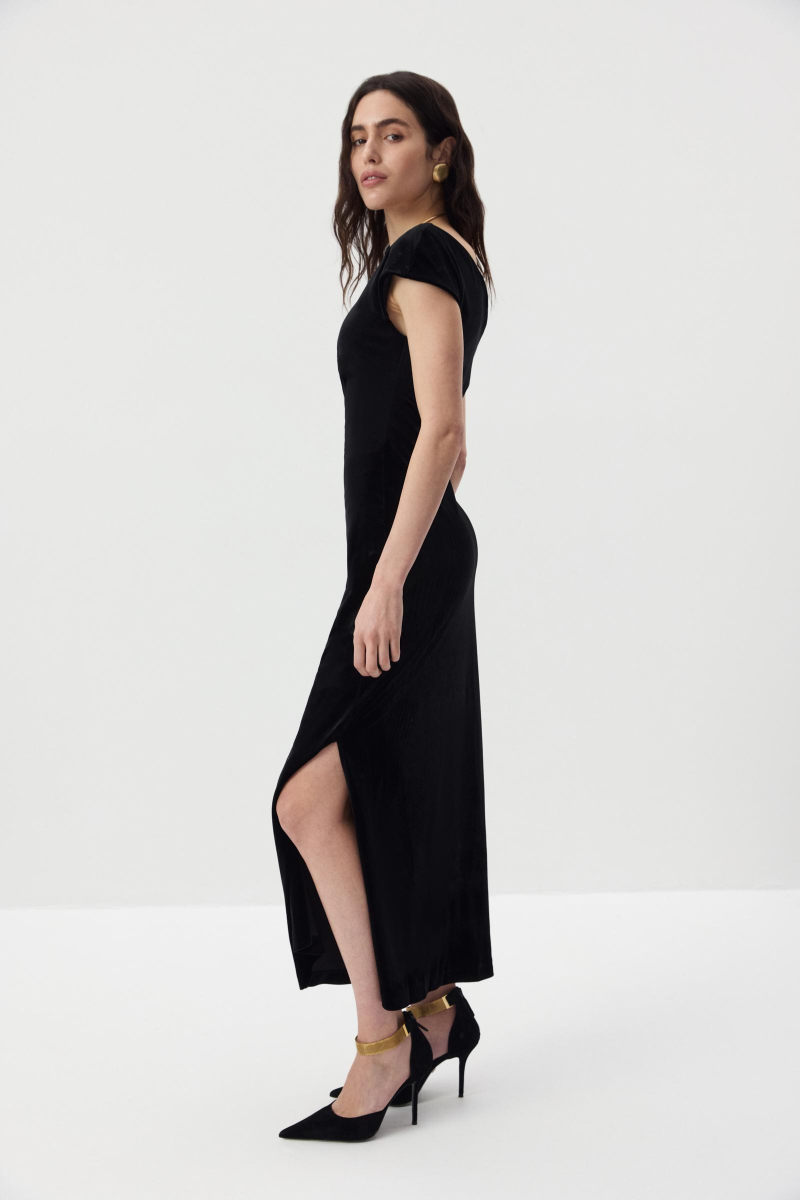 Платье макси с открытым плечом из бархата Charmstore, цвет: Черный, 111-27542-880 купить онлайн