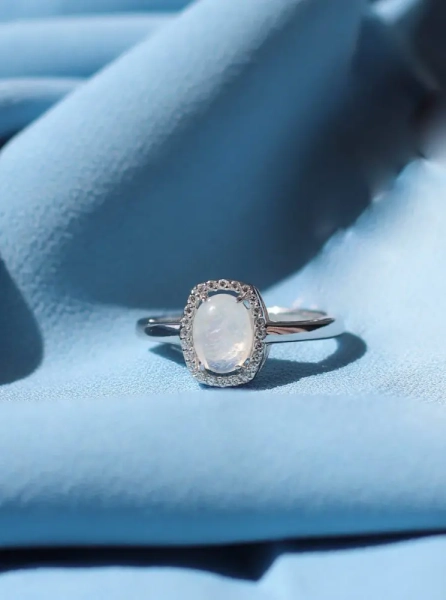 Кольцо с лунным камнем и фианитом Diamond