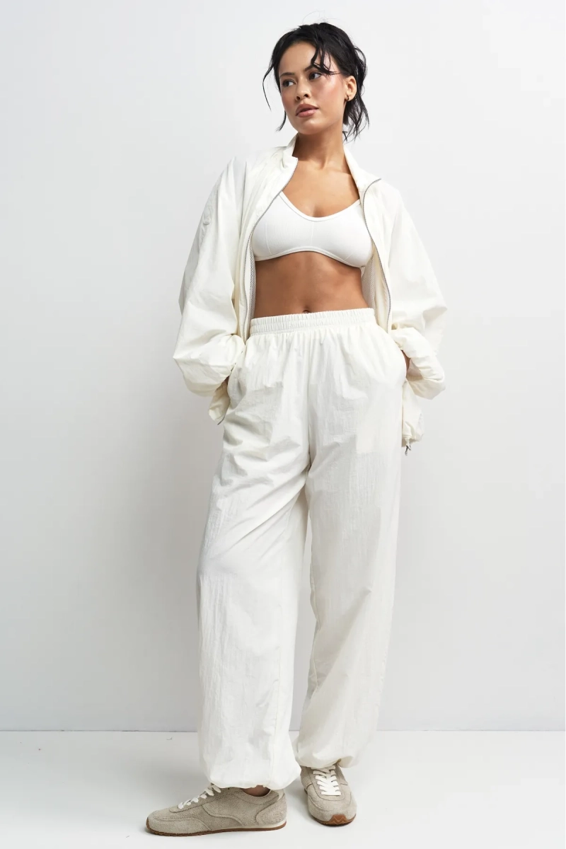 Брюки из плащевки Erist store, цвет: белый, НФ-00003397 купить онлайн