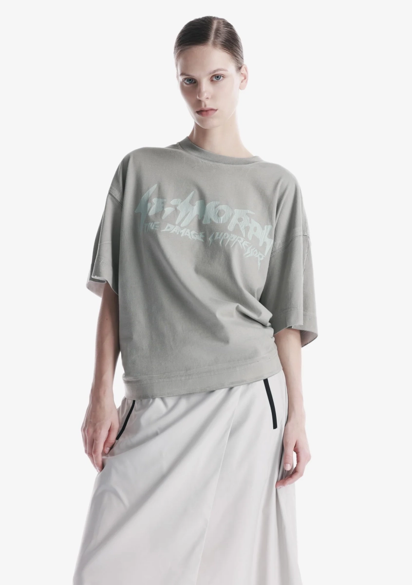 Спрей-окрашенная футболка с потрескавшимся логотипом