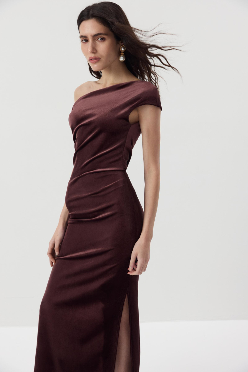 Платье макси с открытым плечом из бархата Charmstore, цвет: шоколадный, 111-27542-551 купить онлайн