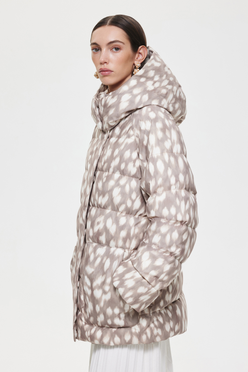 Пуховик с принтом DREAMS BY ALENA AKHMADULLINA, цвет: бежевый, 225101010504251/219000 купить онлайн