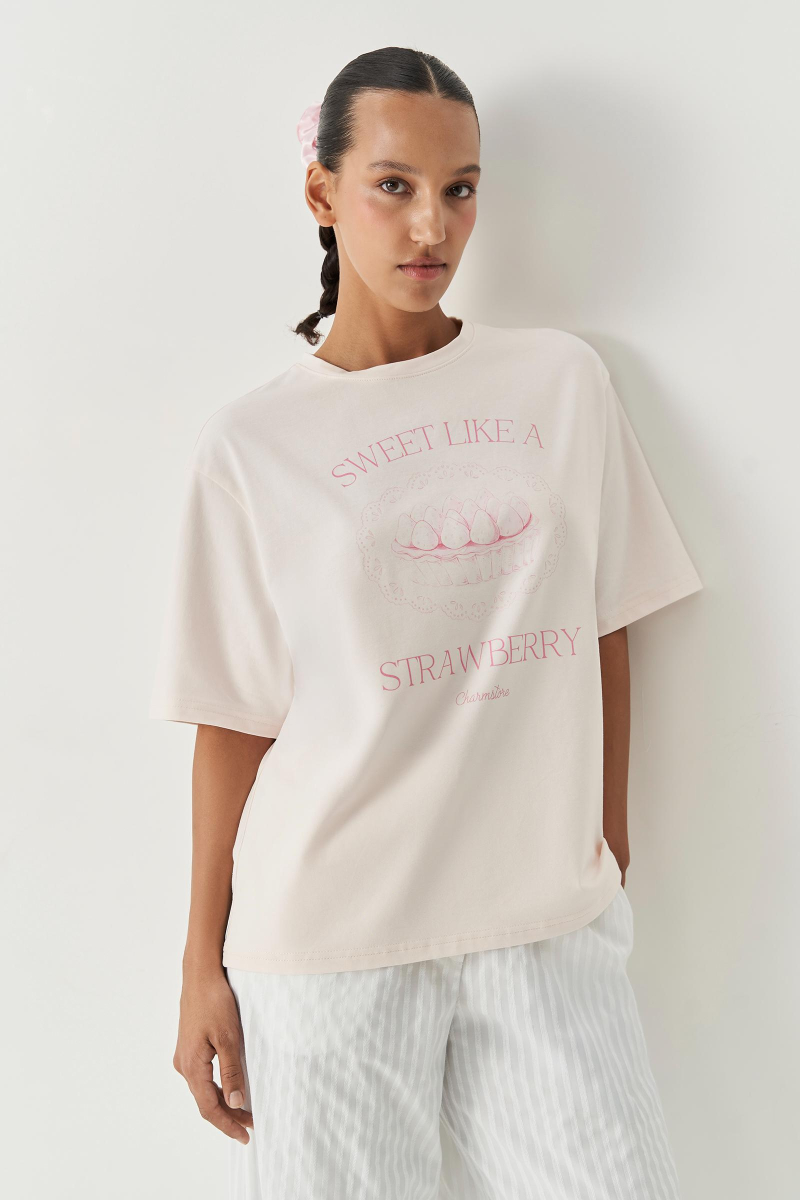 Футболка с принтом Sweet strawberry Charmstore, цвет: светло-розовый, 212-27347-224 купить онлайн