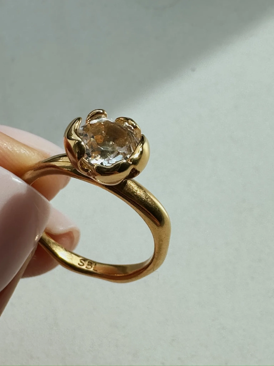 Серебряное кольцо-кувшинка «Васюганские болота» с горным хрусталем SBLESKOM, цвет: позолота, 22127 купить онлайн