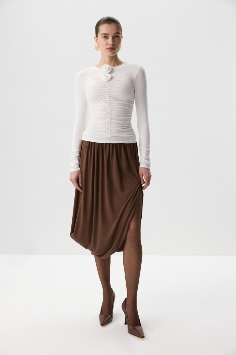 Лонгслив с декоративной розой Charmstore, цвет: молочный, 205-47065-111 купить онлайн