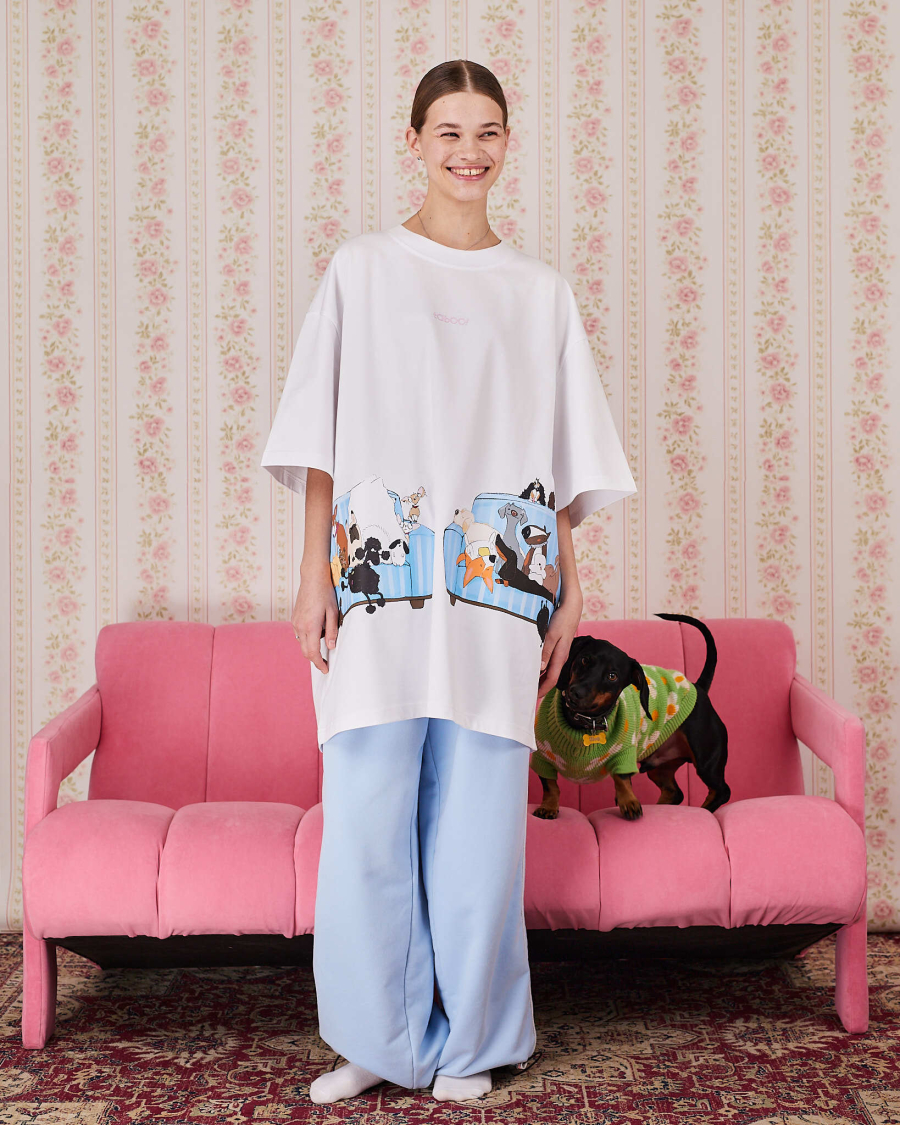 Футболка собаки на голубом диване