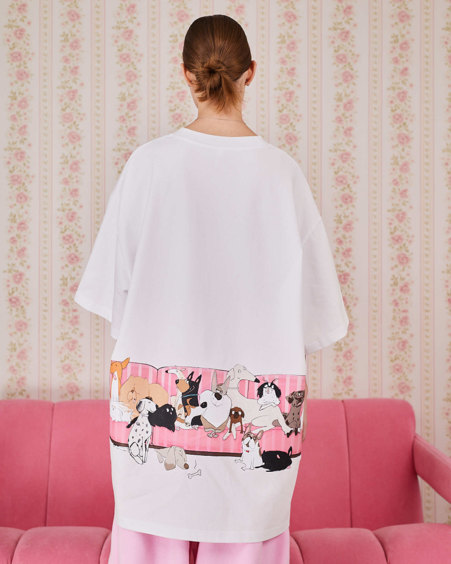 Футболка собаки на розовом диване