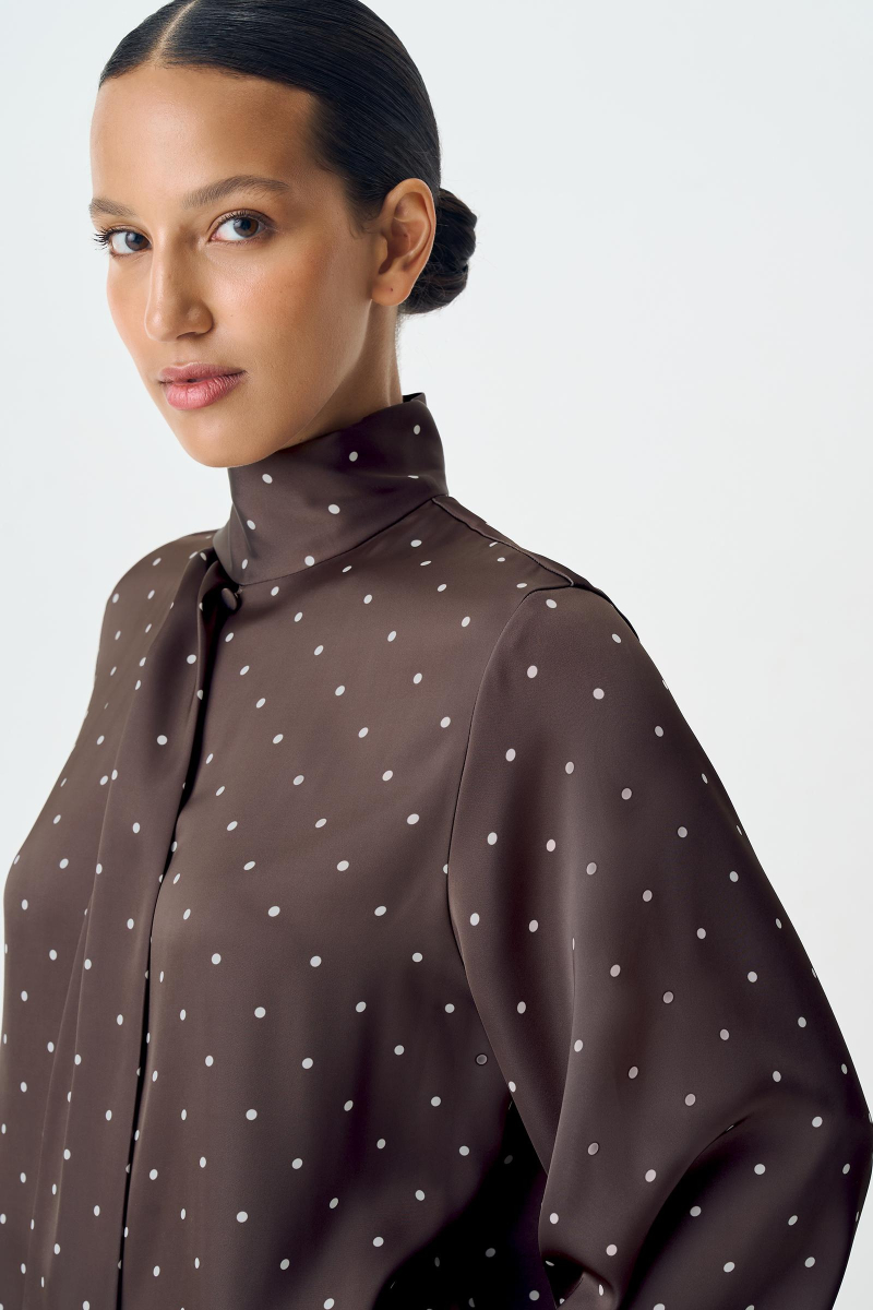 Блузка с бантом из сатина в горох Charmstore, цвет: шоколадный 102-38939-551 |новая коллекция купить онлайн