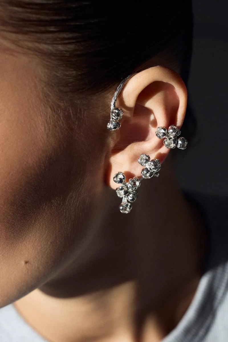 Серебряная серьга-кафф кувшинки «Васюганские болота» SBLESKOM, цвет: серебро, 12244 купить онлайн