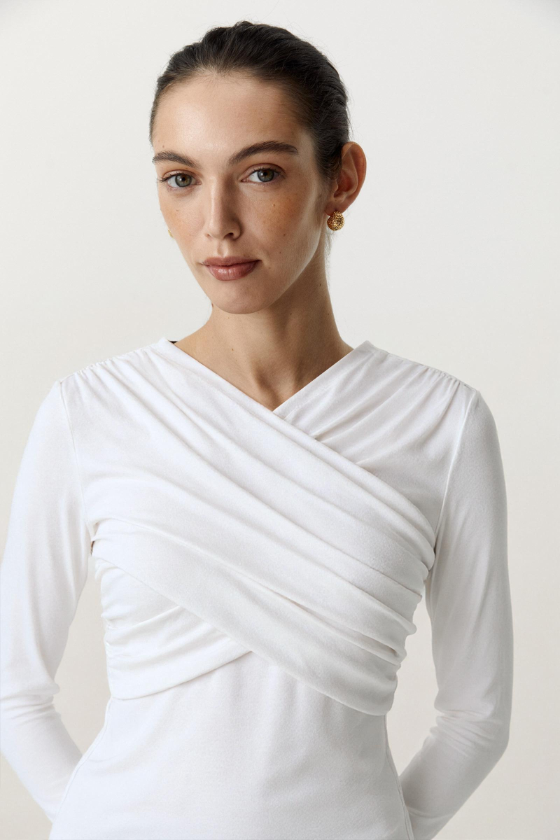 Лонгслив с драпированой деталью на груди Charmstore, цвет: молочный, 205-23265-111 купить онлайн
