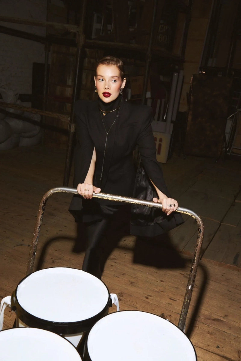 Серебряное колье-шнурок с кисточкой «Королева драмы» black SBLESKOM, цвет: серебро, 92206 купить онлайн