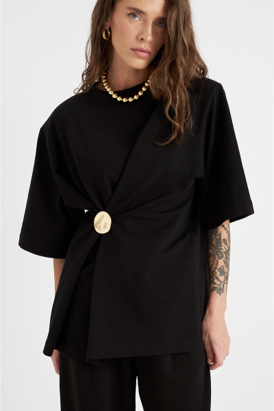 Футболка с подплечниками