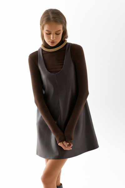 Сарафан из экокожи свободного кроя