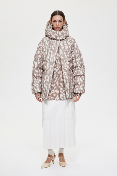 Пуховик с принтом DREAMS BY ALENA AKHMADULLINA, цвет: бежевый, 225101010504251/219000 купить онлайн