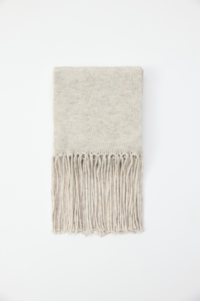 Шарф из шерсти с бахромой