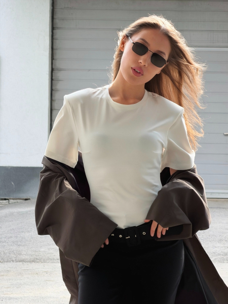 Футболка приталенного кроя с подплечниками Ricoco, цвет: молочный, 7071/1 купить онлайн