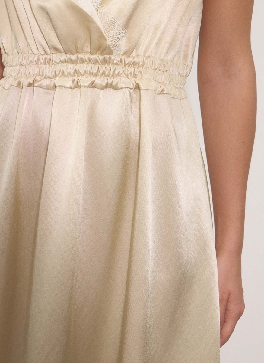 Платье из атласа