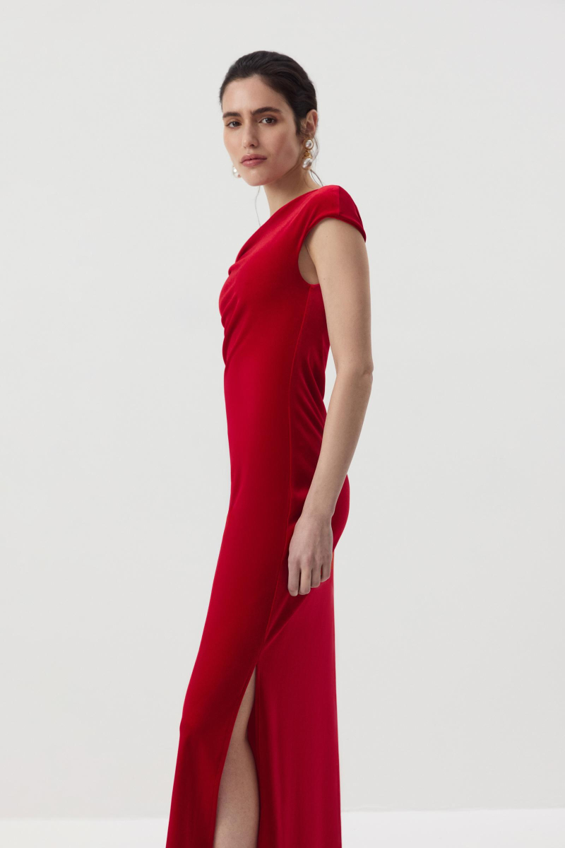Платье макси с открытым плечом из бархата Charmstore, цвет: алый, 111-27542-441 купить онлайн