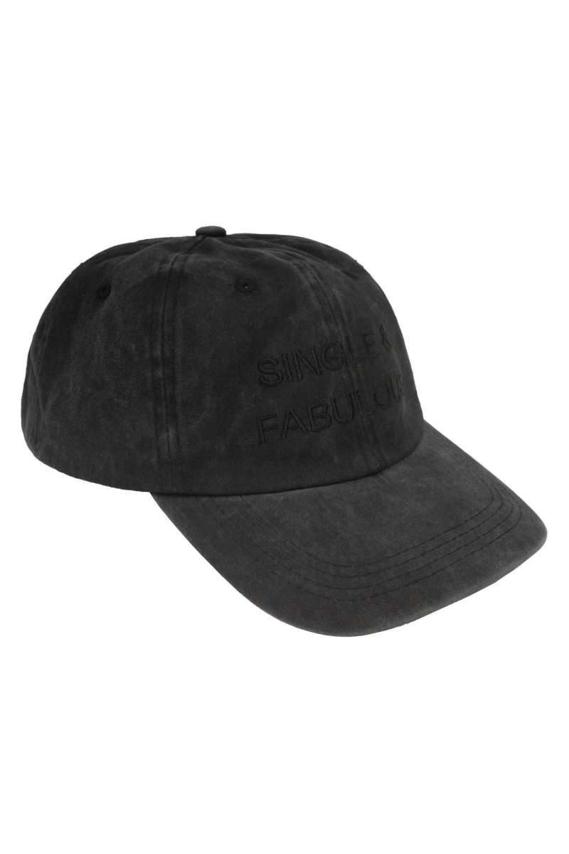 Кепка с надписью 1