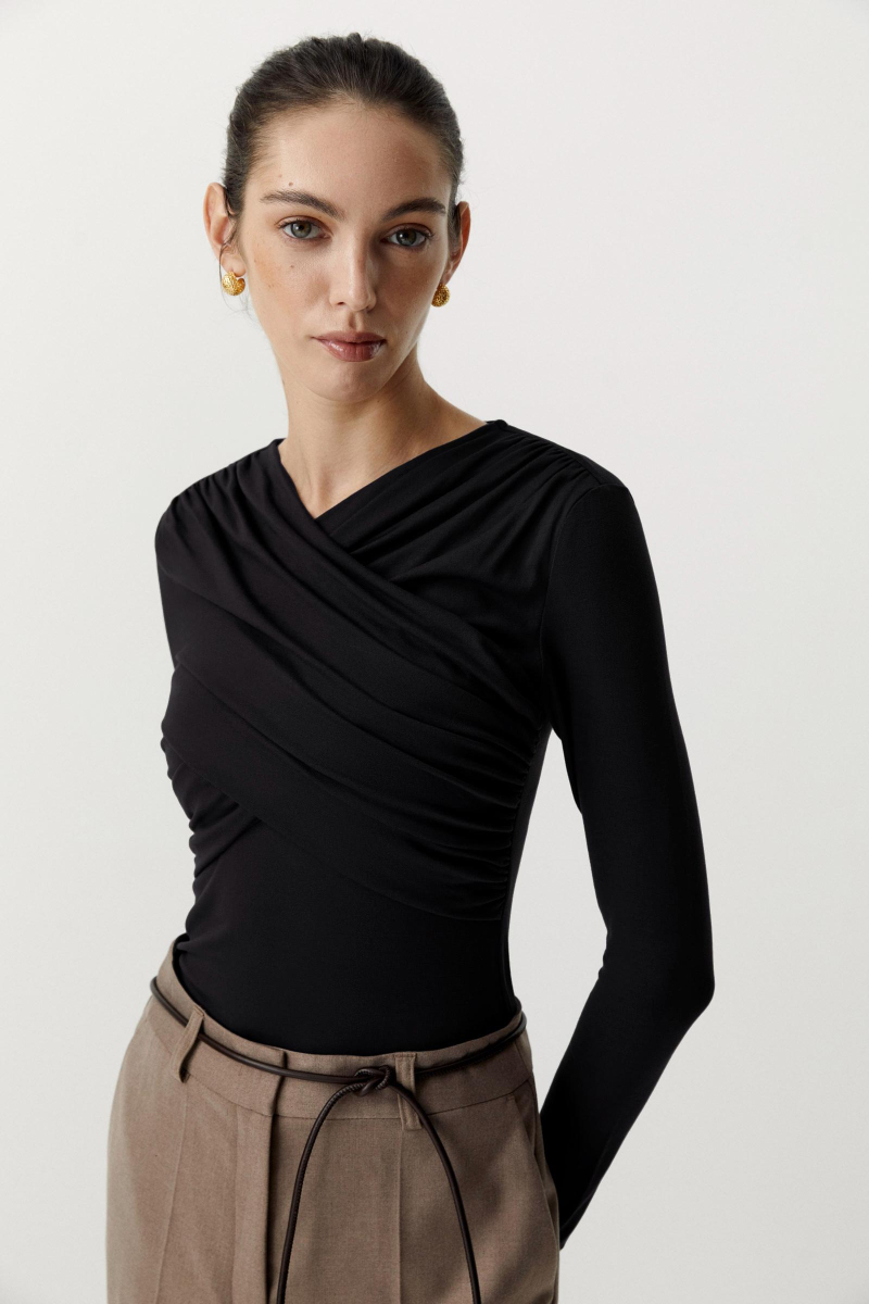 Лонгслив с драпированной деталью на груди Charmstore, цвет: Черный, 205-23265-880 купить онлайн