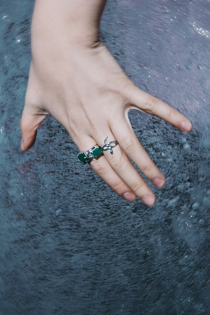 Серебряное кольцо «Змеиная натура» с зеленым агатом