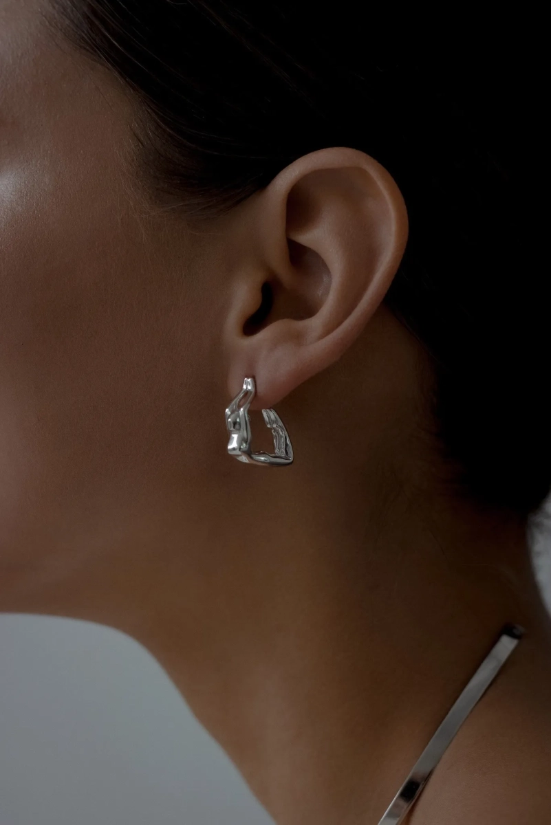 Серебряная моносерьга «Встала в позу» 1 SBLESKOM, цвет: серебро, 11666 купить онлайн