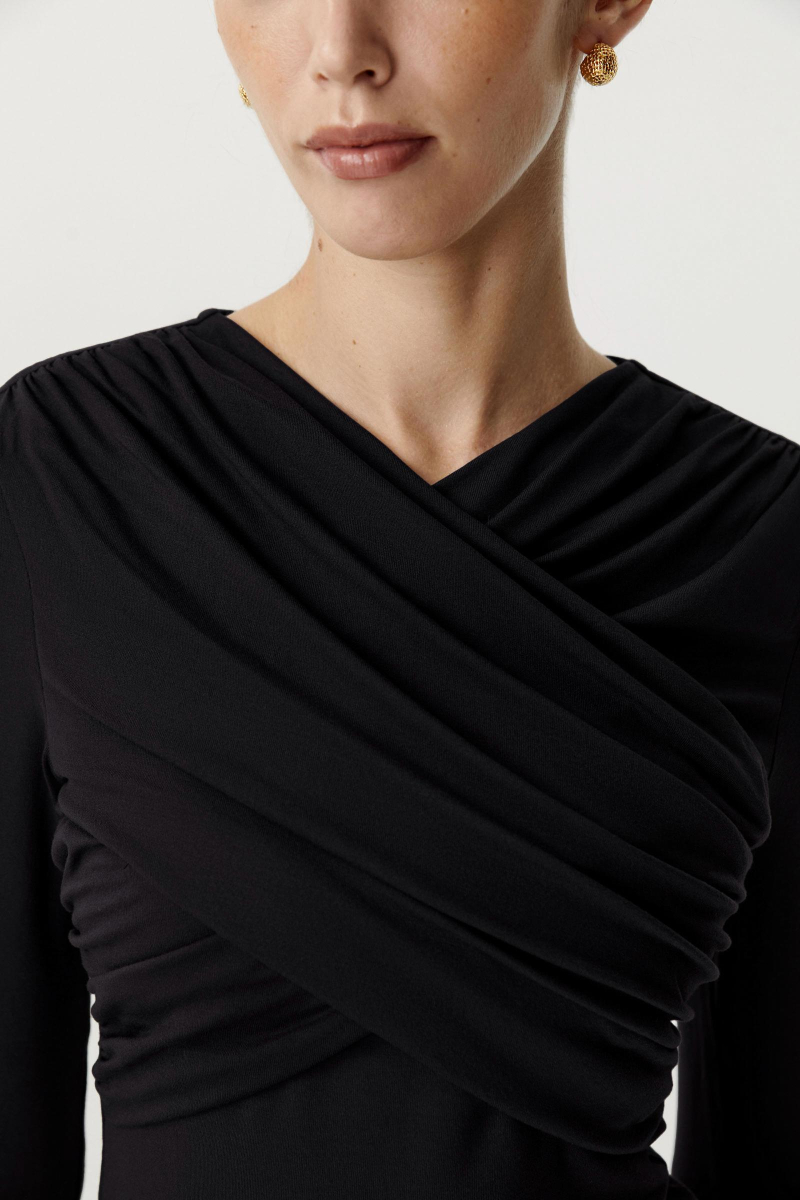 Лонгслив с драпированной деталью на груди Charmstore, цвет: Черный, 205-23265-880 купить онлайн