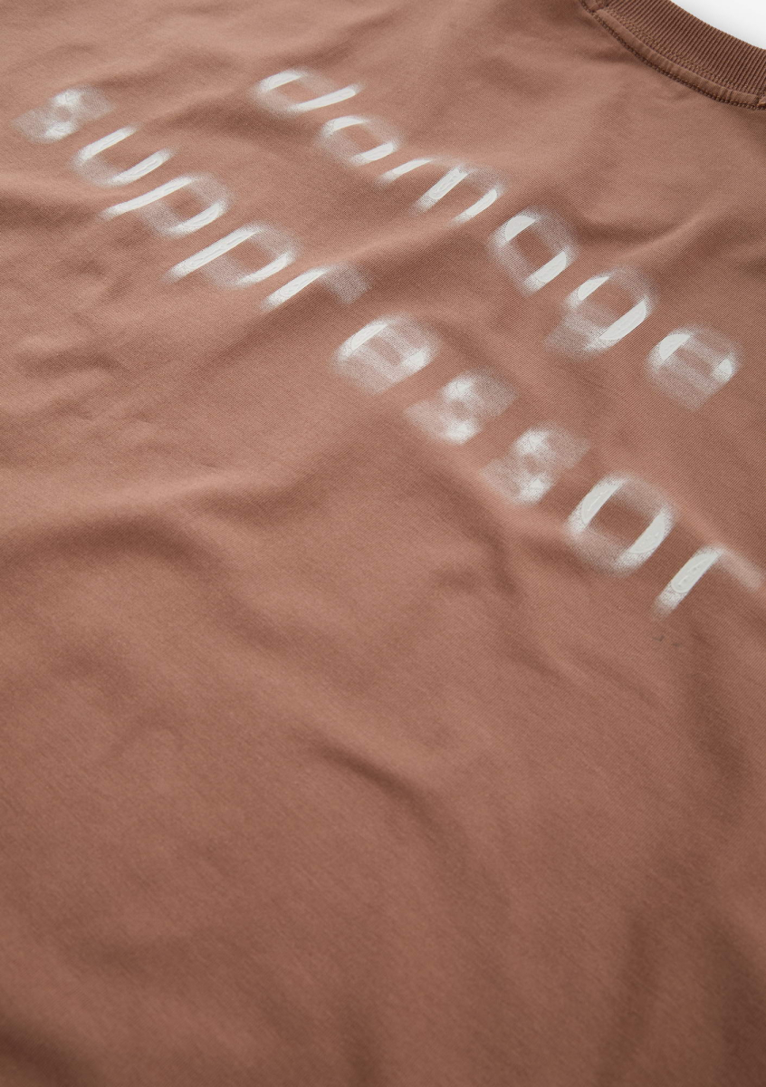 Футболка с принтом с эффектом скорости KRAKATAU, цвет: серо-терракотовый, Tm141-77 купить онлайн