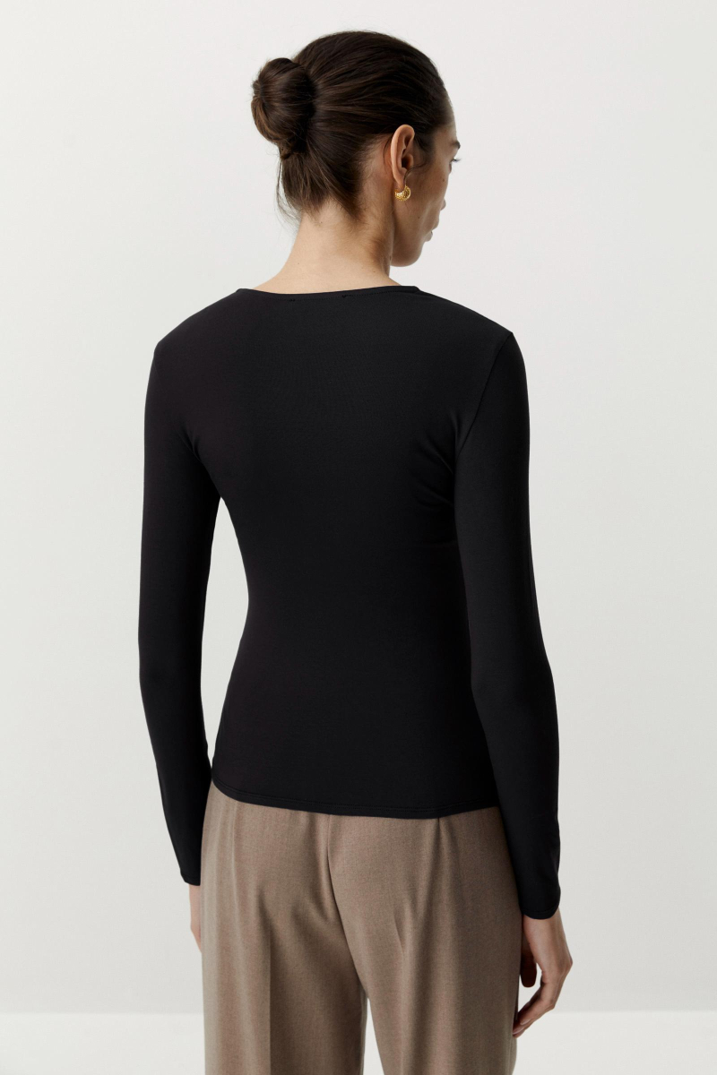 Лонгслив с драпированной деталью на груди Charmstore, цвет: Черный, 205-23265-880 купить онлайн