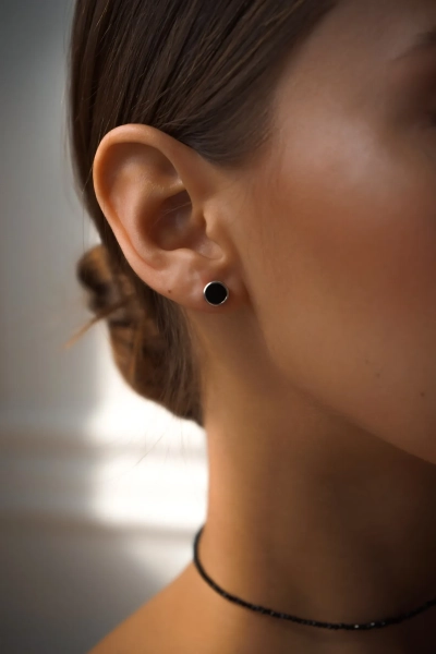 Серебряные серьги-пусеты мини "Black" с черным агатом SBLESKOM, цвет: серебро, 11272 купить онлайн