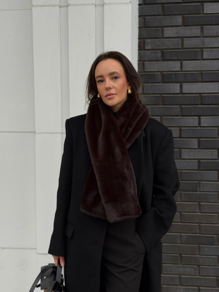 Шарф из эко-меха с прорезью