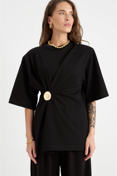 Футболка с подплечниками