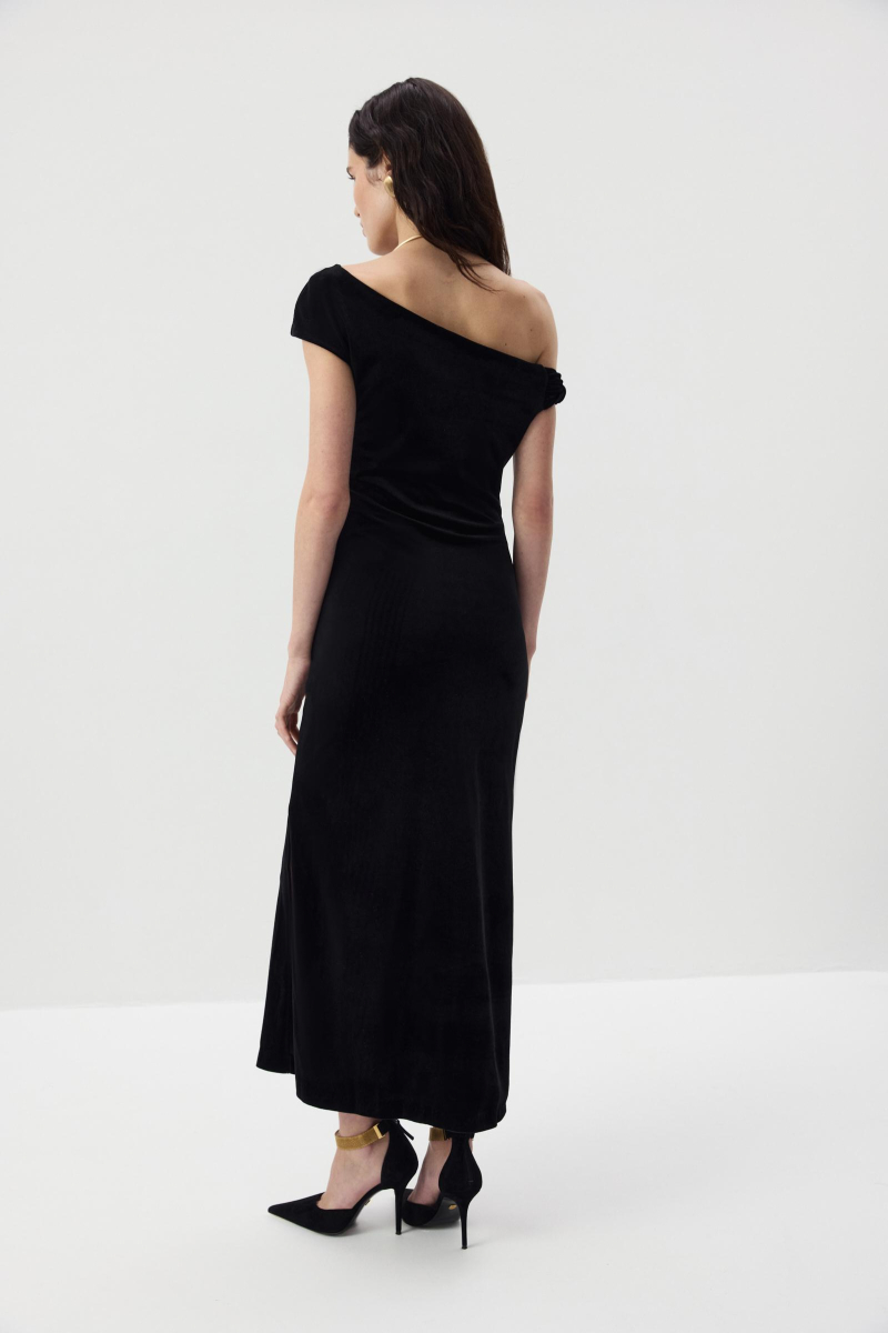 Платье макси с открытым плечом из бархата Charmstore, цвет: Черный, 111-27542-880 купить онлайн