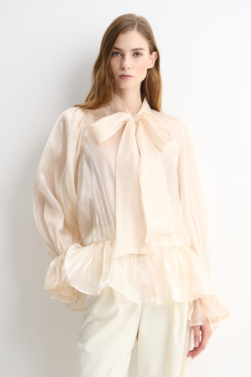 Блузка с бантом