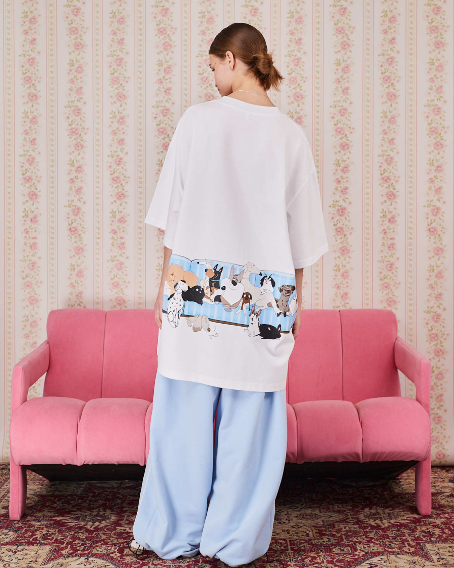 Футболка собаки на голубом диване