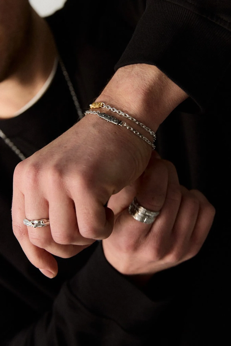 Серебряный браслет на цепочке «Культурный код» с позолотой SBLESKOM, цвет: серебро, 22228 купить онлайн