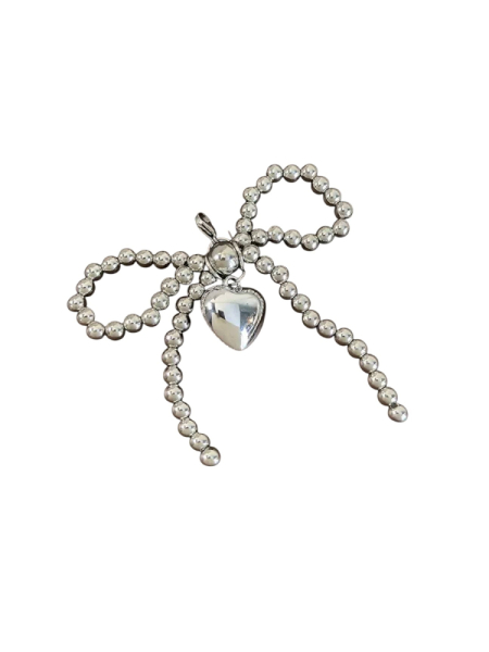 Брошь на кроссовки с сердцем