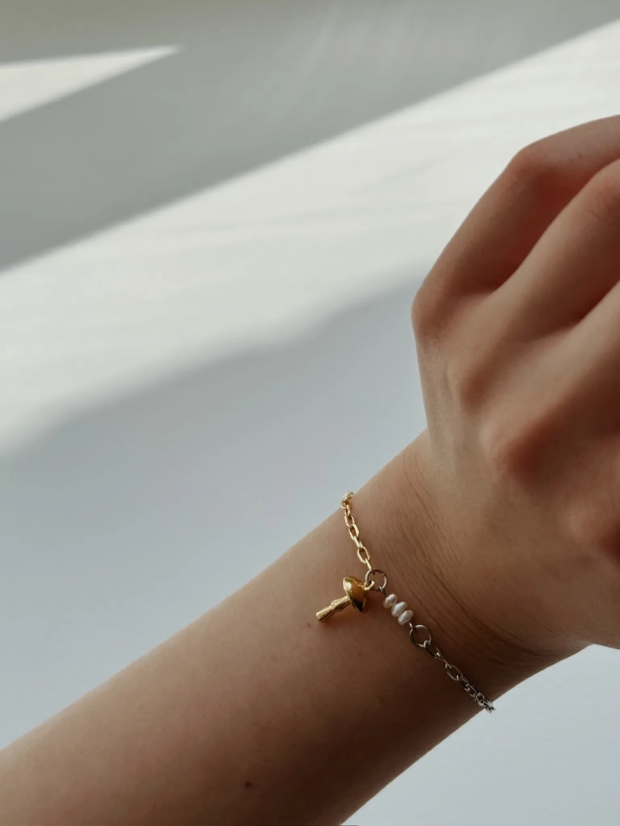 Серебряный браcлет на цепочке «Мухоморы» SBLESKOM, цвет: позолота, 12073 купить онлайн