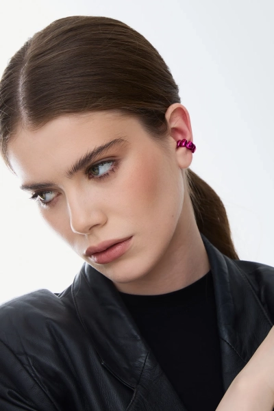 Серебряная серьга-кафф «Цыпа» fuchsia SBLESKOM, цвет: фуксия, 101781 купить онлайн