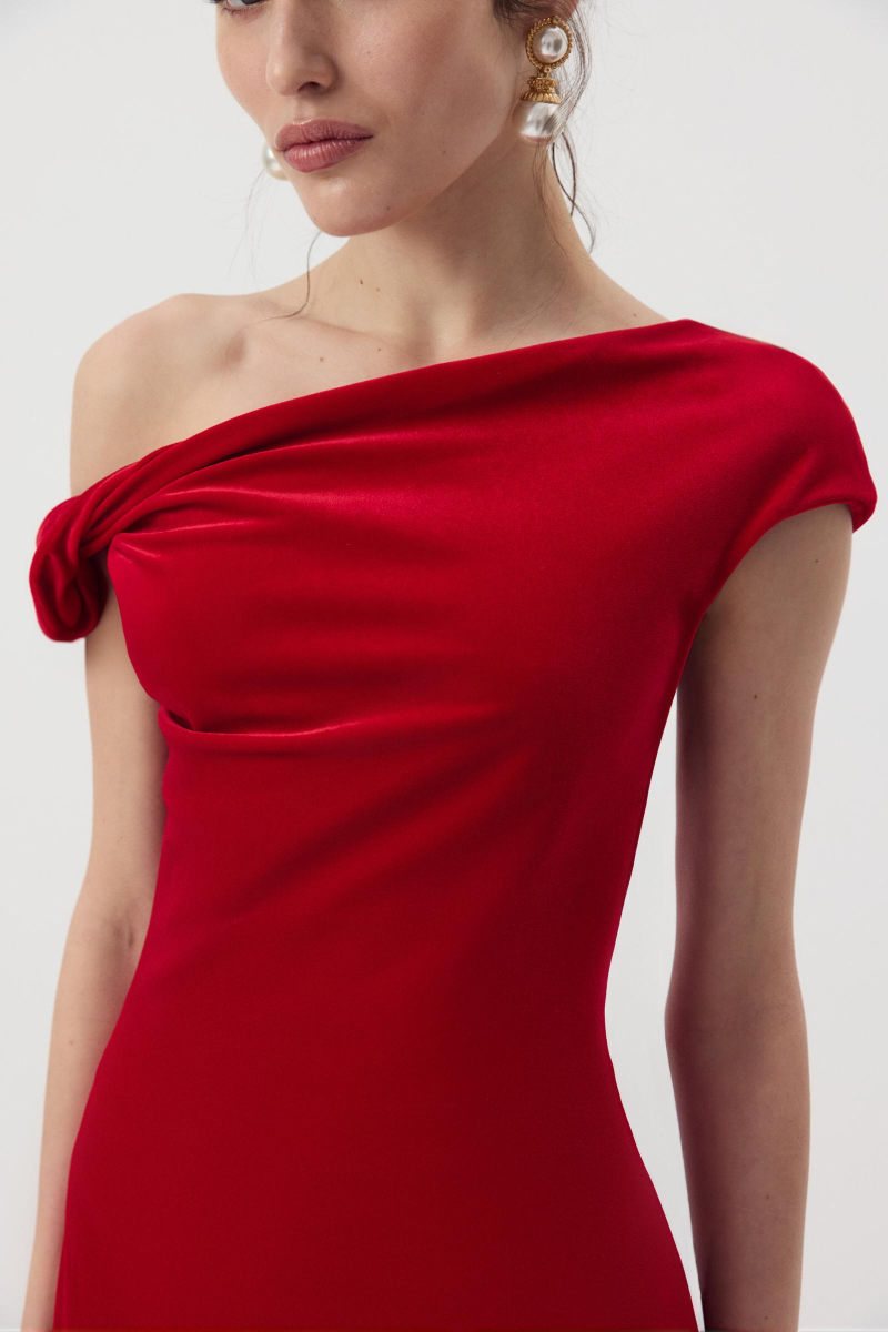 Платье макси с открытым плечом из бархата Charmstore, цвет: алый, 111-27542-441 купить онлайн