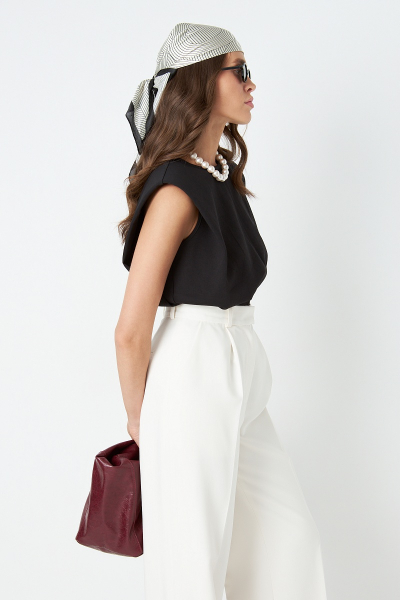 Футболка с подплечниками