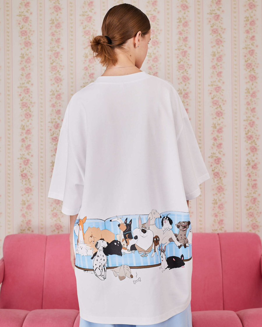 Футболка собаки на голубом диване