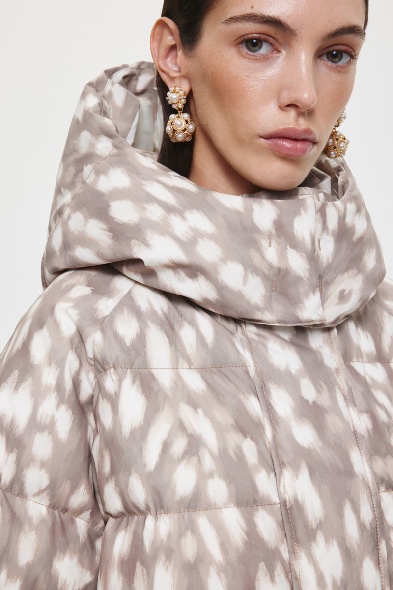 Пуховик с принтом DREAMS BY ALENA AKHMADULLINA, цвет: бежевый, 225101010504251/219000 купить онлайн