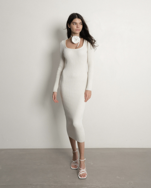 Трикотажное платье с вырезом