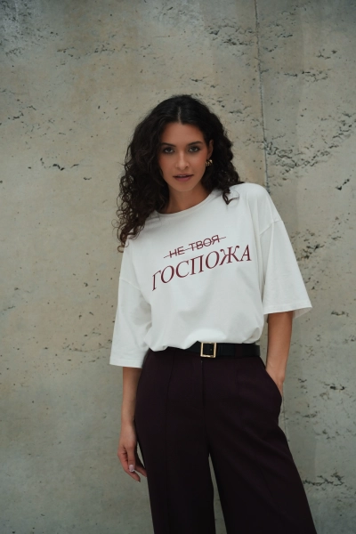 Футболка ГОСПОЖА WHO'S THE BOSS, цвет: экрю,  купить онлайн