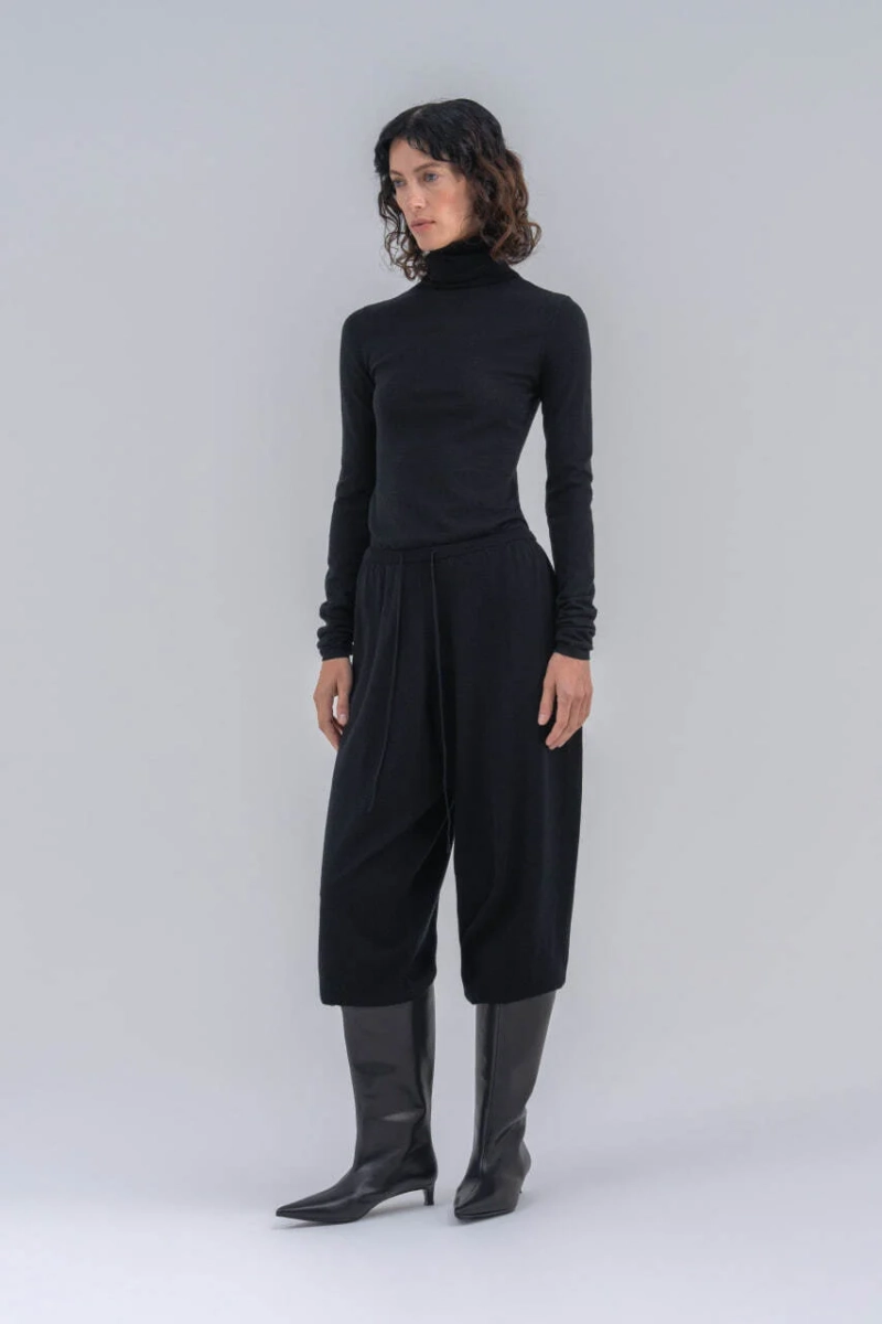 Брюки с манжетой OPORA Mankova, цвет: Черный, FW24/25-03 купить онлайн